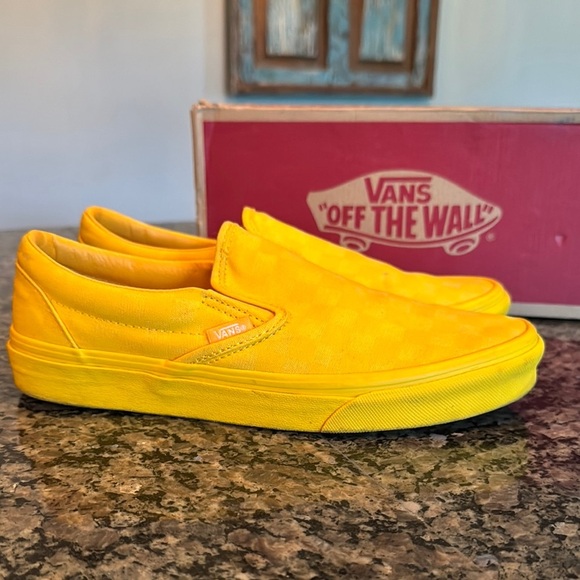 Vans unisex canvas classic Vibrant Yellow Slip-Ons sneakers EUC M7.5 W9 - Picture 1 of 16
